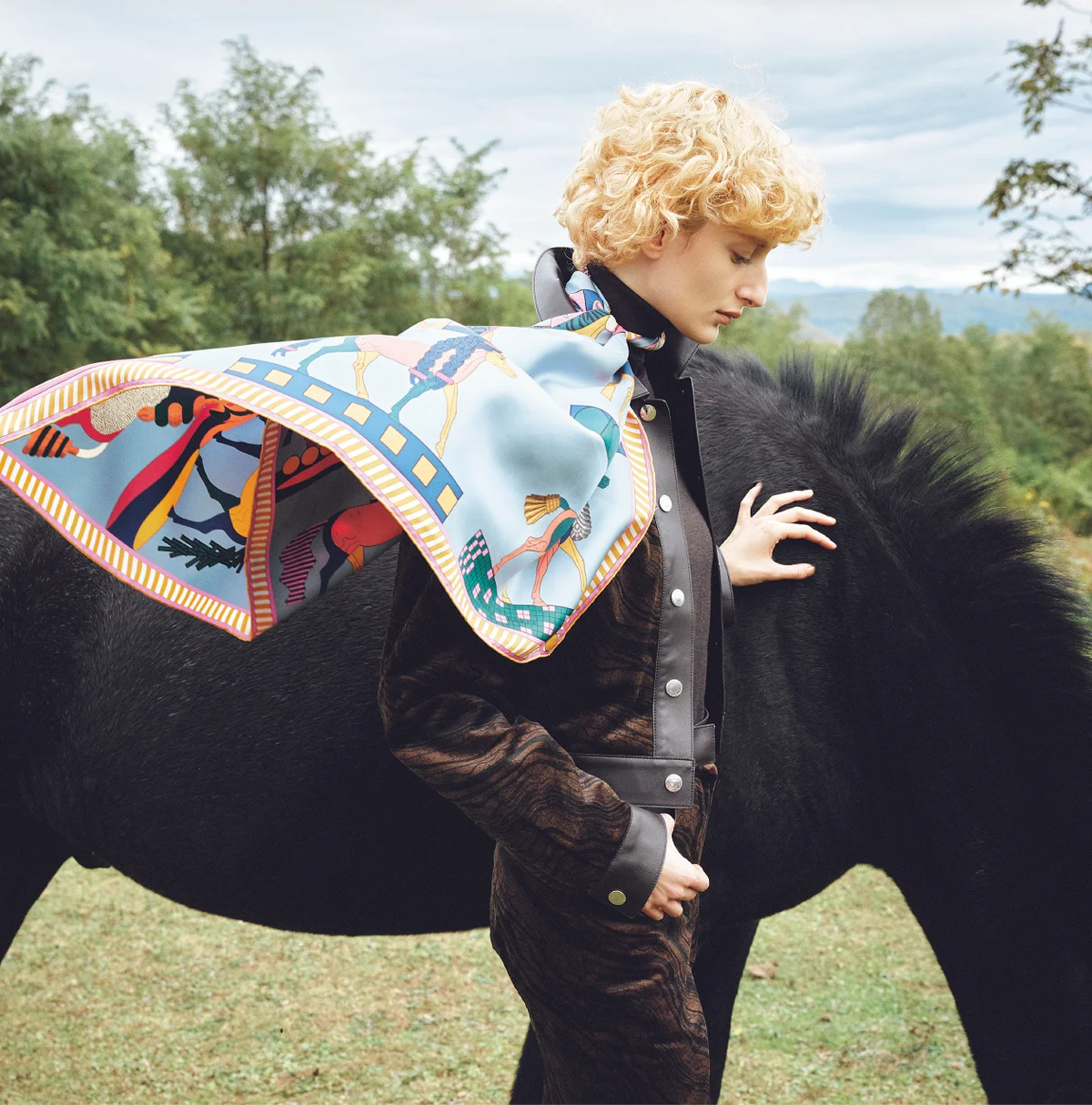 スカーフ「カレ 90」ア・トゥット・アリュール〈90×90㎝〉￥88,000・ジャケット￥1,342,000・ニット￥359,700・パンツ￥700,700／エルメスジャポン（エルメス）