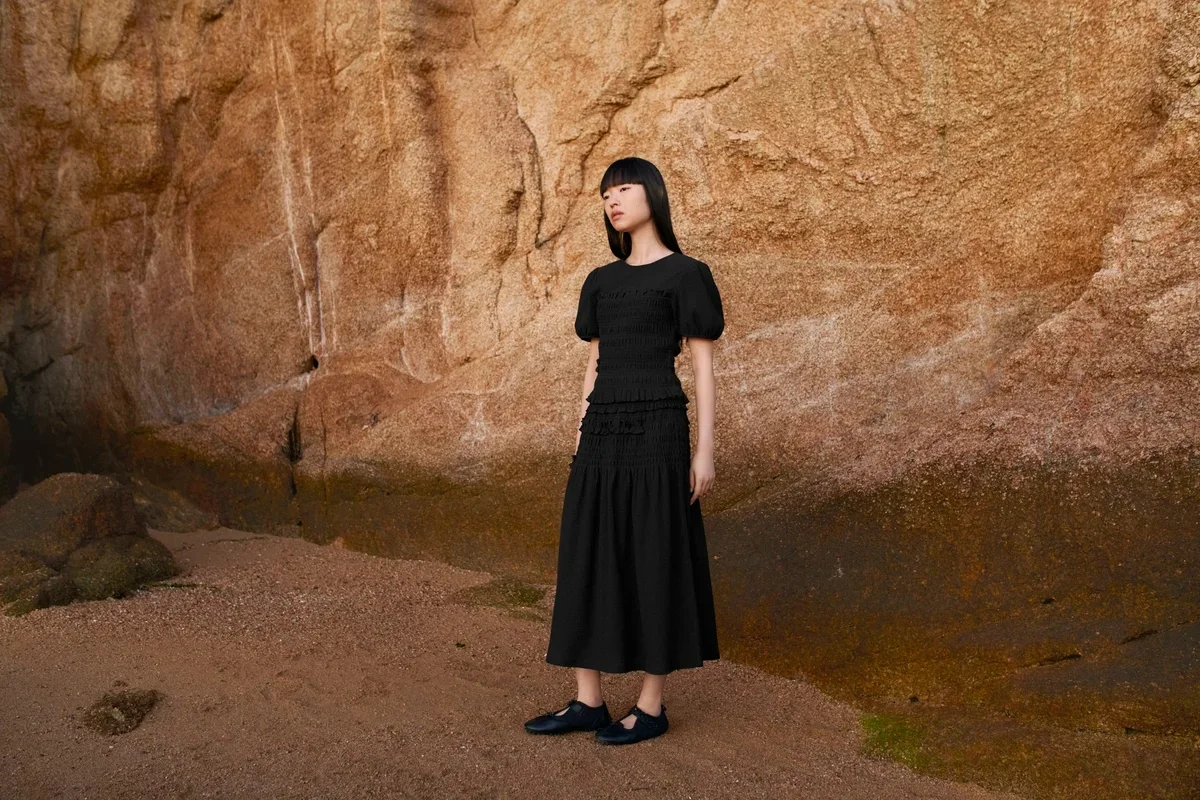 シャーリングボリュームスリーブT￥2,990、シャーリングスカート￥4,990／ユニクロ（ユニクロ アンド セシリー バンセン）