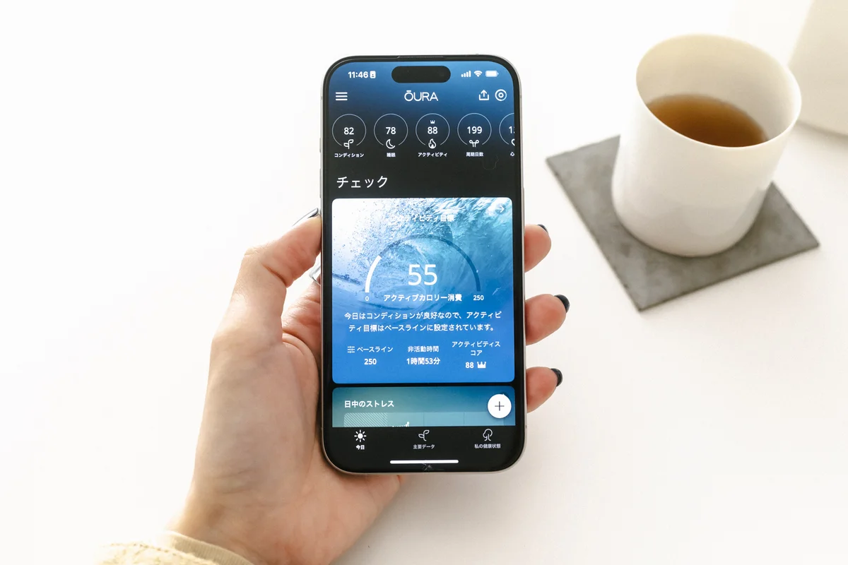 Oura Ringアプリを開いて健康チェックをしているイメージ写真