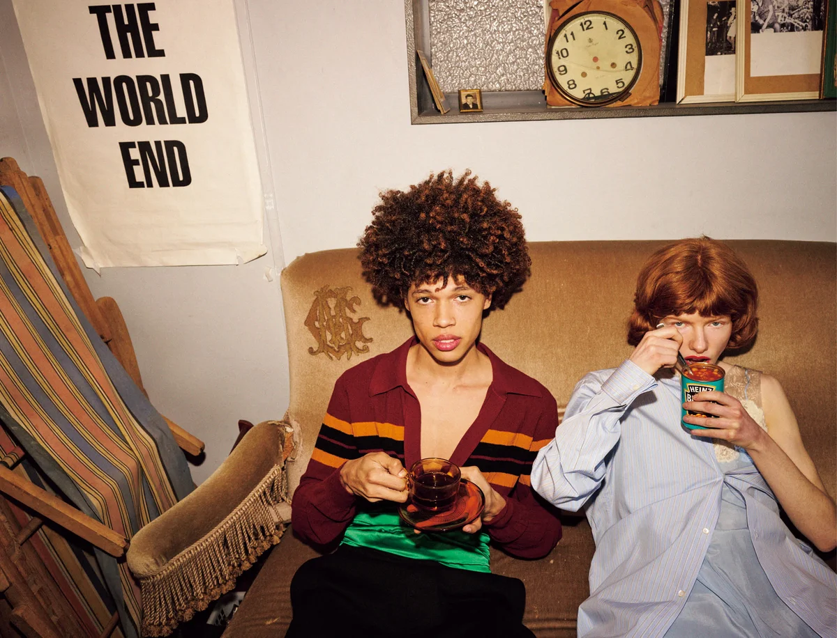 メゾン マルジェラのシャツ、ドレスを着用したモデル　ドリス ヴァン ノッテンのポロシャツ、スウェットパンツ、カマーベルトを着用したモデル