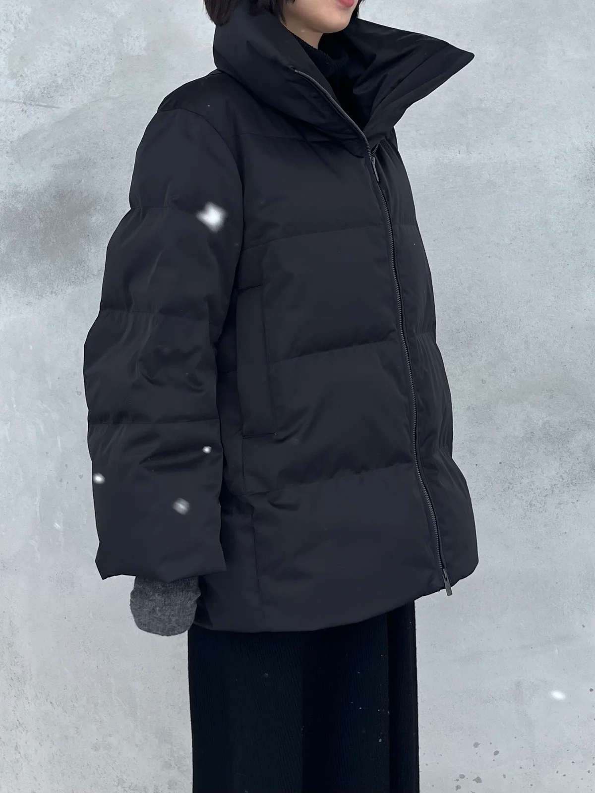 UNIQLO ユニクロ +Jのダウンジャケットは襟の高さとボリュームのあるデザインがアクセント