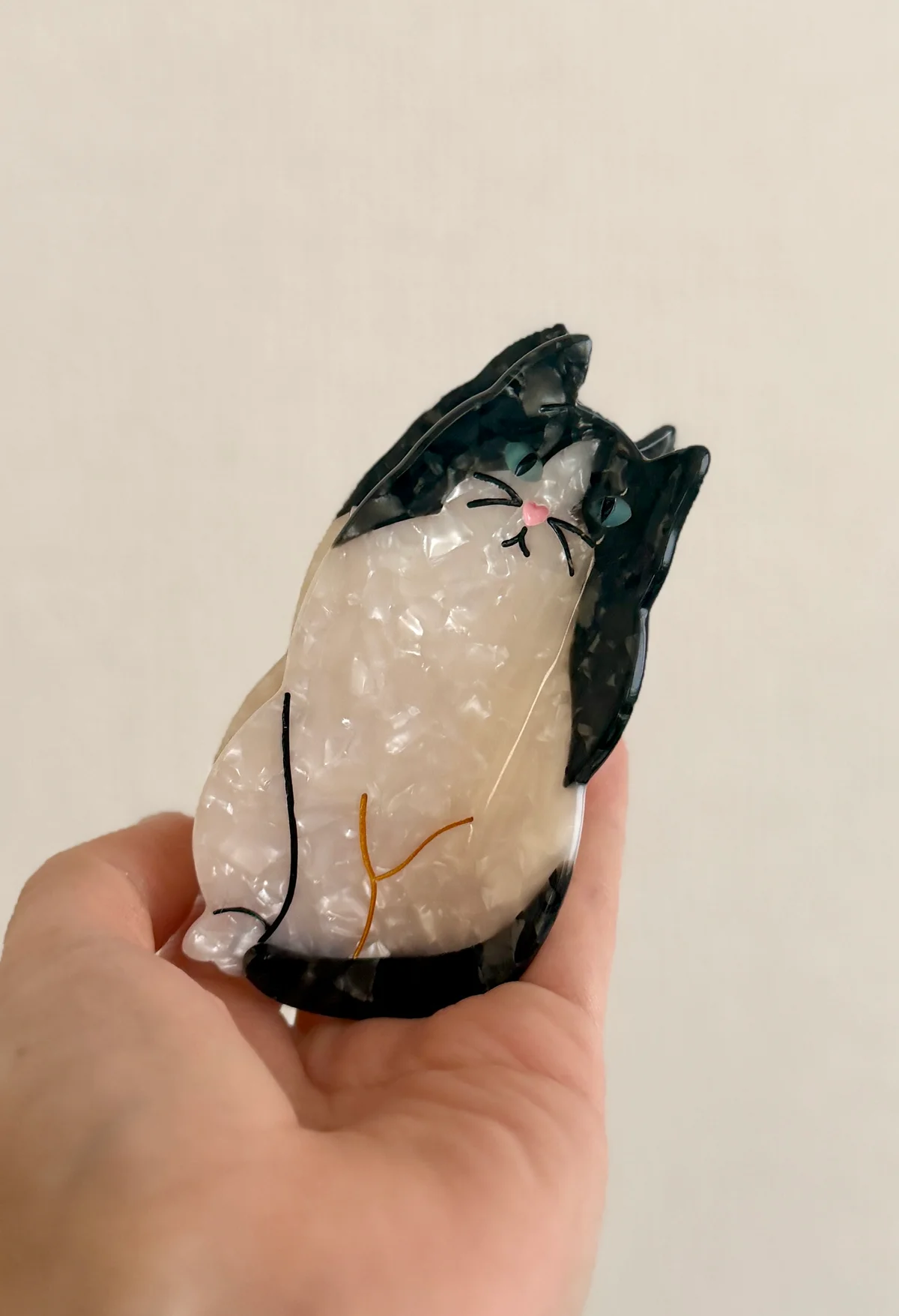 ハチワレ猫のヘアクリップ