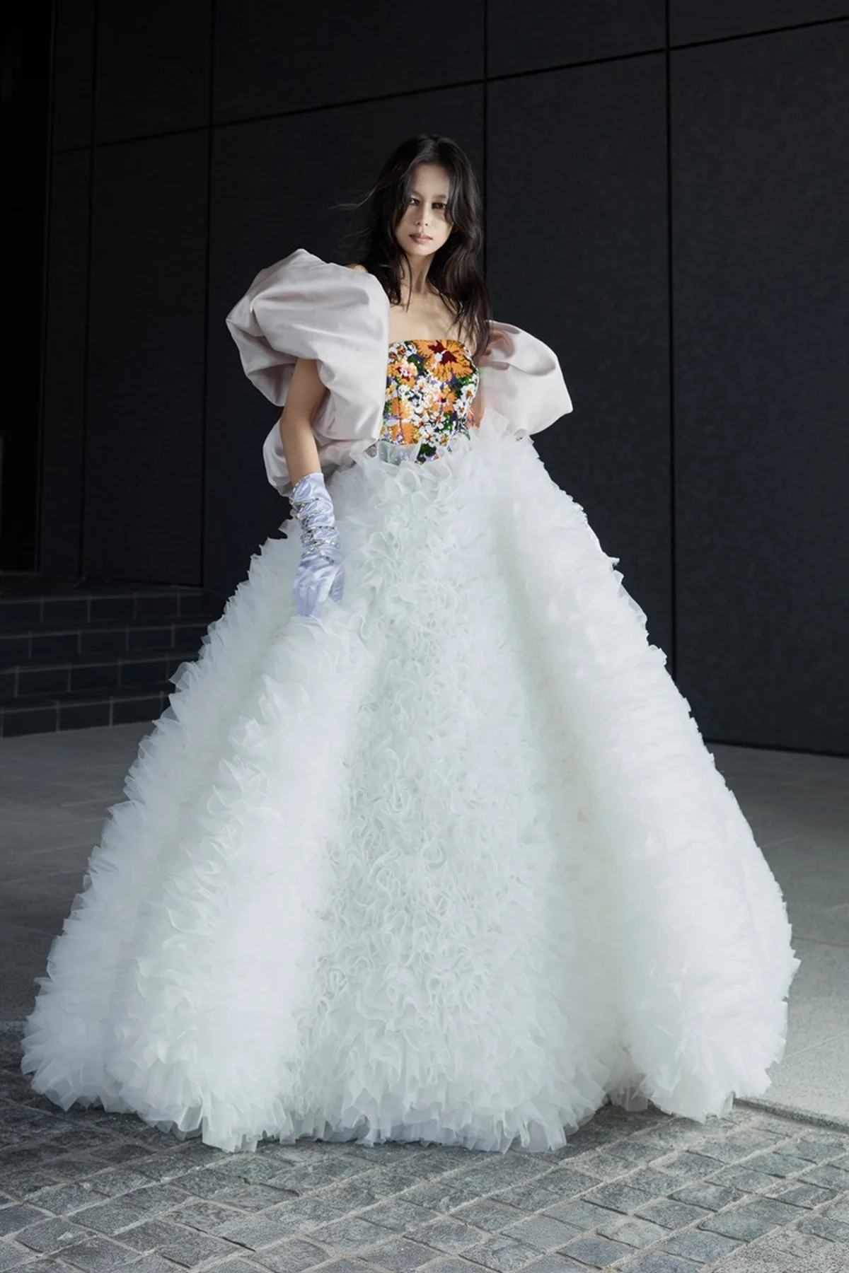 「トモ コイズミ(TOMO KOIZUMI)」初のウェディングドレス。胸もとはアンティークな着物の帯をアレンジ。