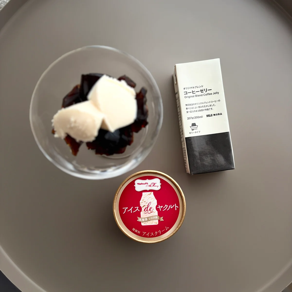 無印良品「オリジナルブレンド　コーヒーゼリー」の推しアレンジ。「アイス de ヤクルト」と一緒に。