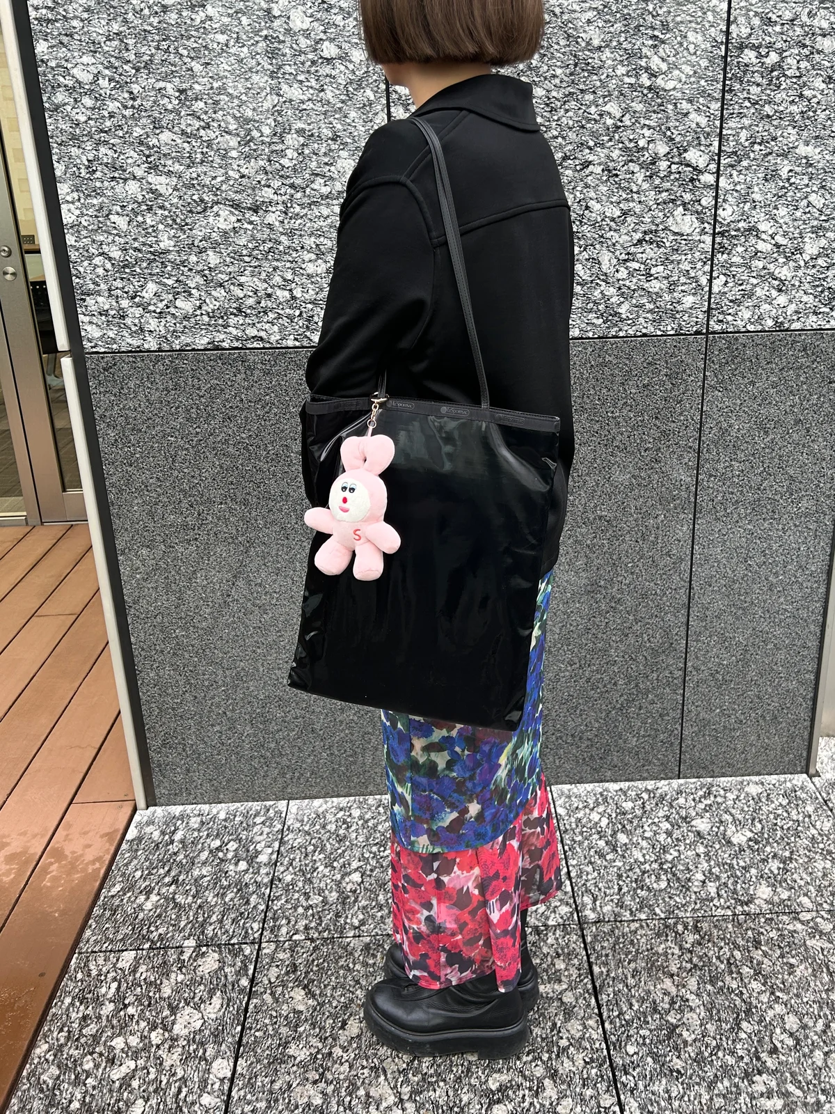 レスポートサックのトートバッグ「VERTICAL CITY TOTE」を肩がけしているところ