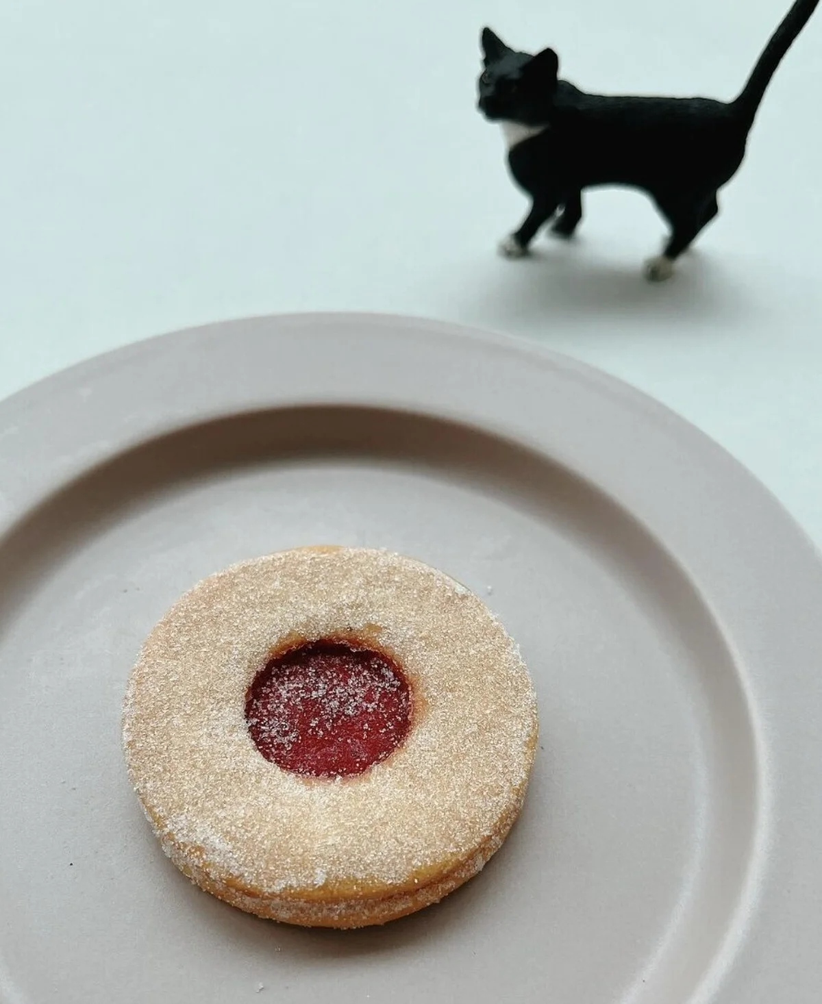 エースホテル京都のオリジナルクッキー。赤いジャムが目を引く、アーモンドジャムクッキー。さくさくのアーモンドクッキーで、自家製の甘酸っぱいイチゴジャムをサンド