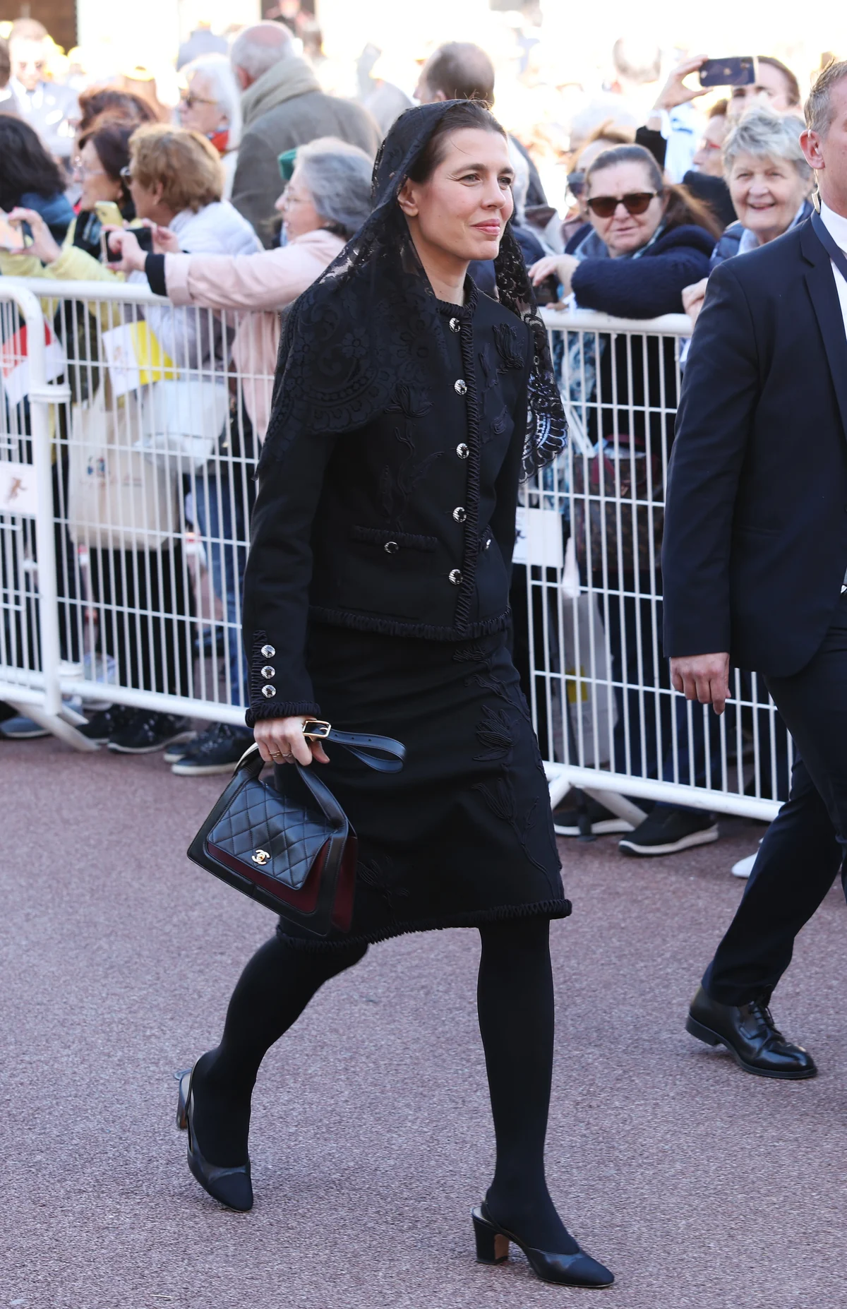 シャネルに身を包んだシャルロット・カシラギ