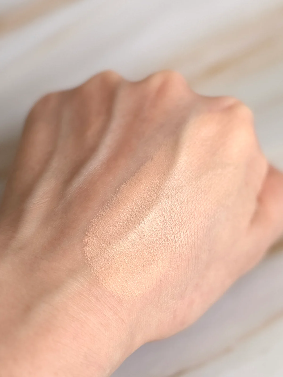 アーキテクチャー ラディアンス ハイドレーティング クッション ファンデーションのテクスチャー画像