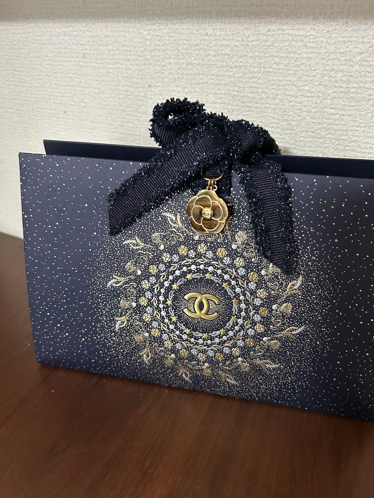 シャネル ビューティ ホリデーシーズン限定ラッピング カメリアのチャーム付