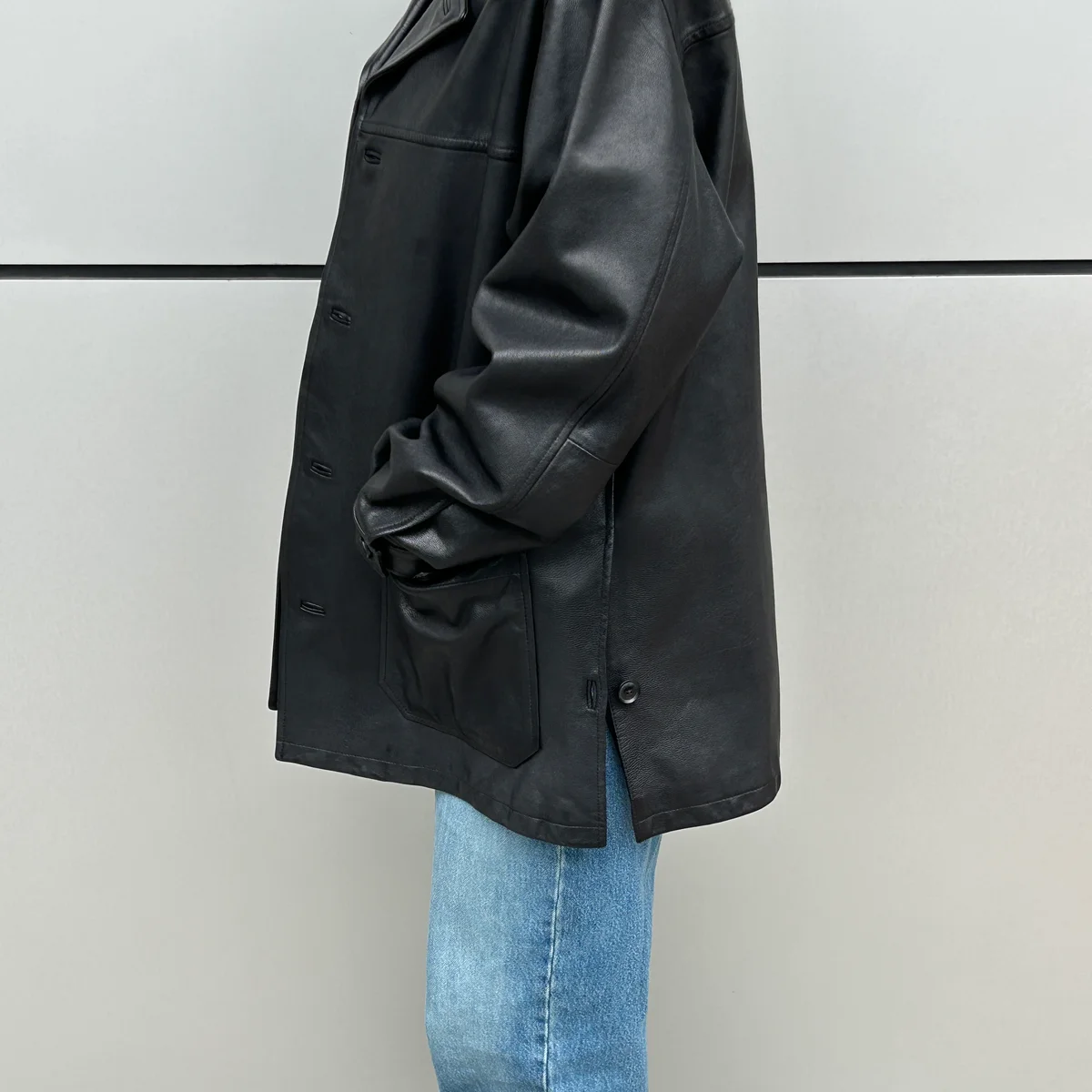 YOKEのレザージャケットを羽織った横側のディテール