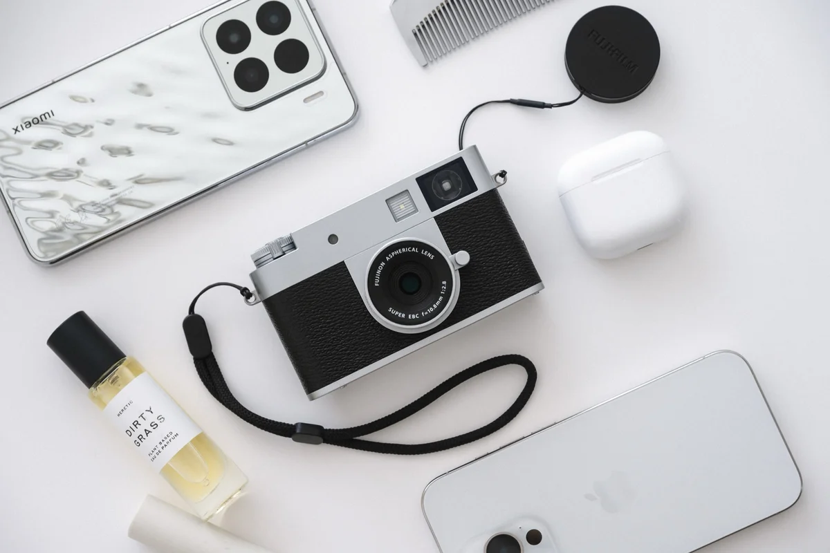 X halfとスマホ、AirPods、コームなどの必需品