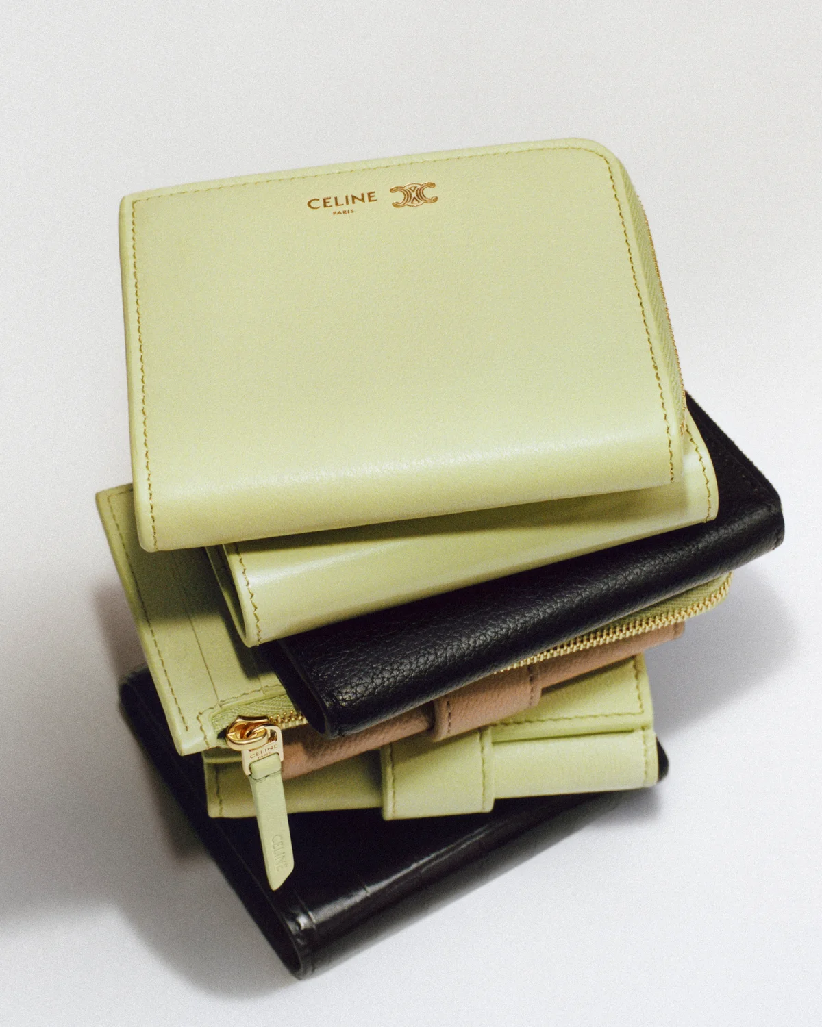セリーヌの新作財布「フラットジップウォレット」