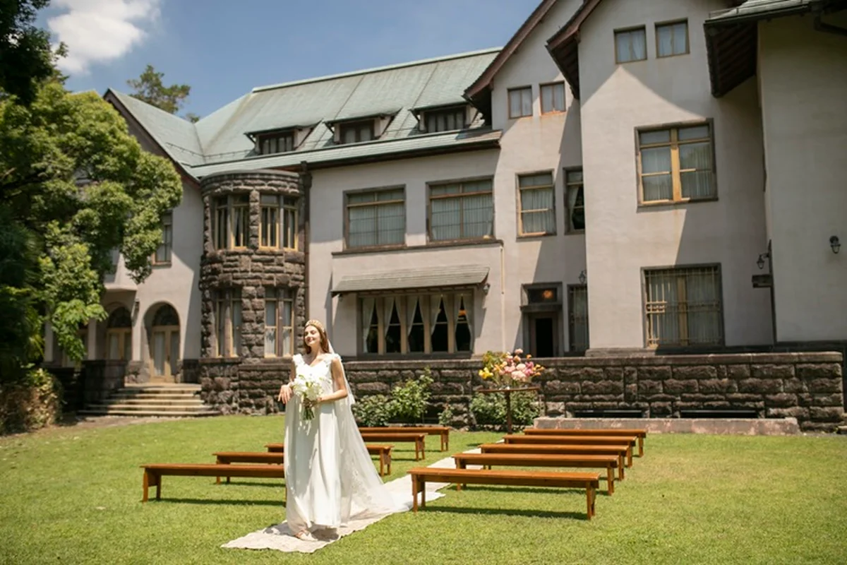 東京・目白台に佇む「旧細川侯爵邸 和敬塾本館」の庭園で挙式ができる