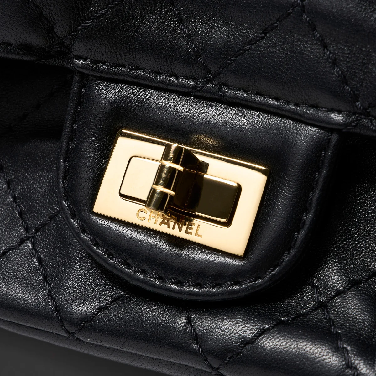 シャネル 2.55バッグのゴールドクラスプ