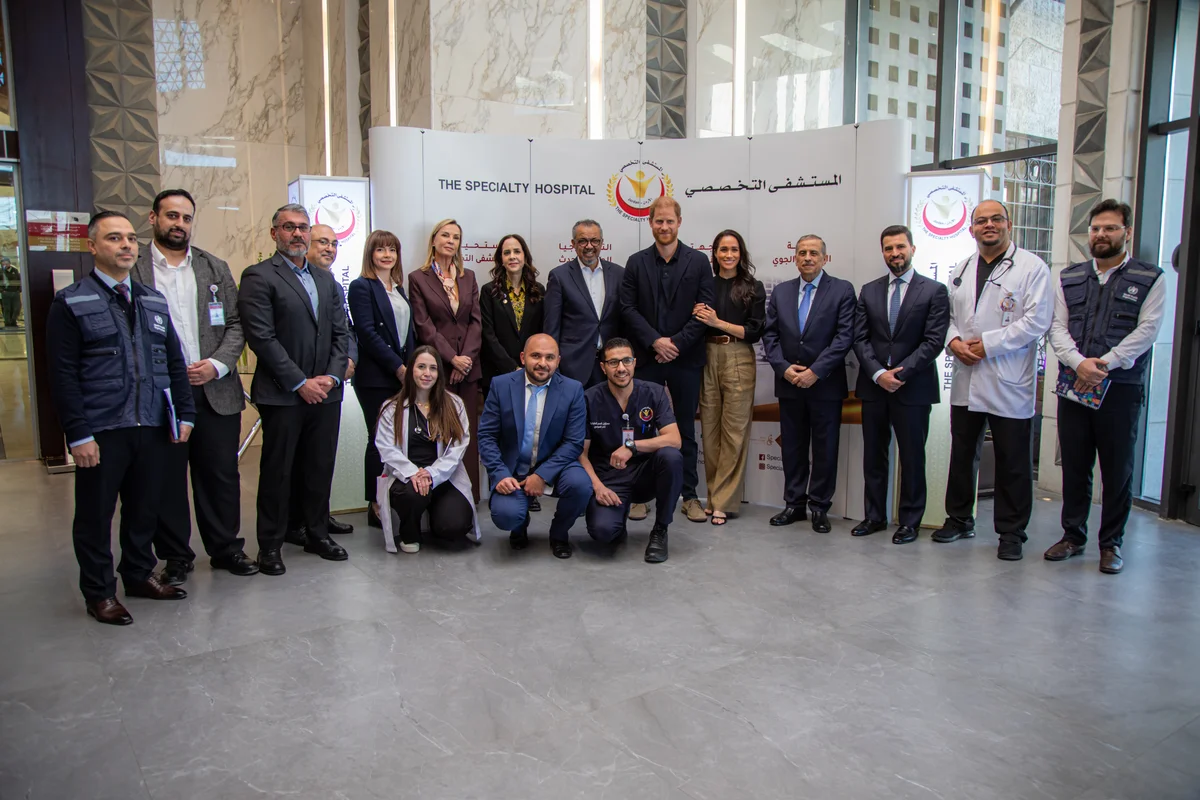 医療従事者や関係者らと撮影したヘンリー王子とメーガン妃