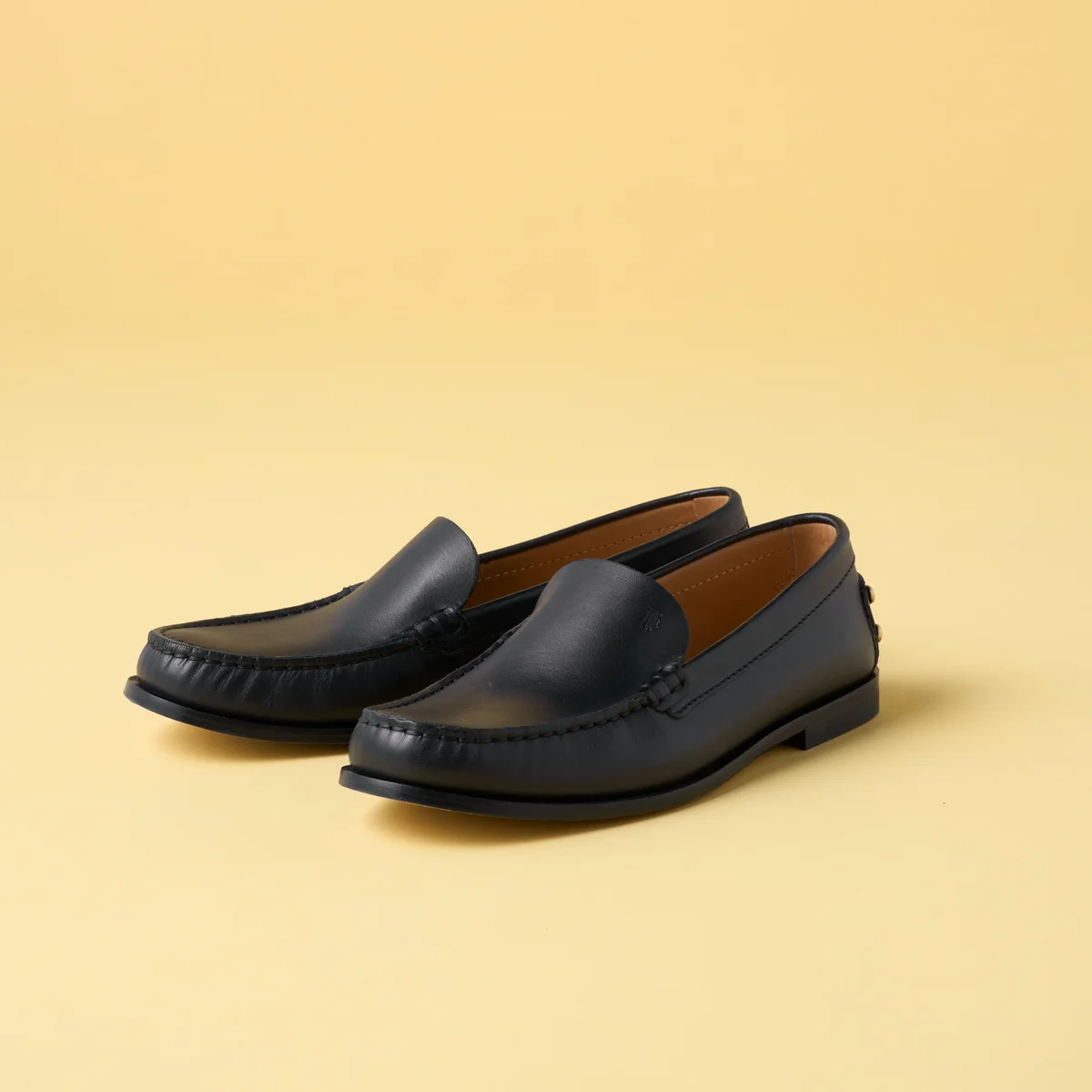 トッズの2026年春の新作シューズ、メタル ドッツ レザー