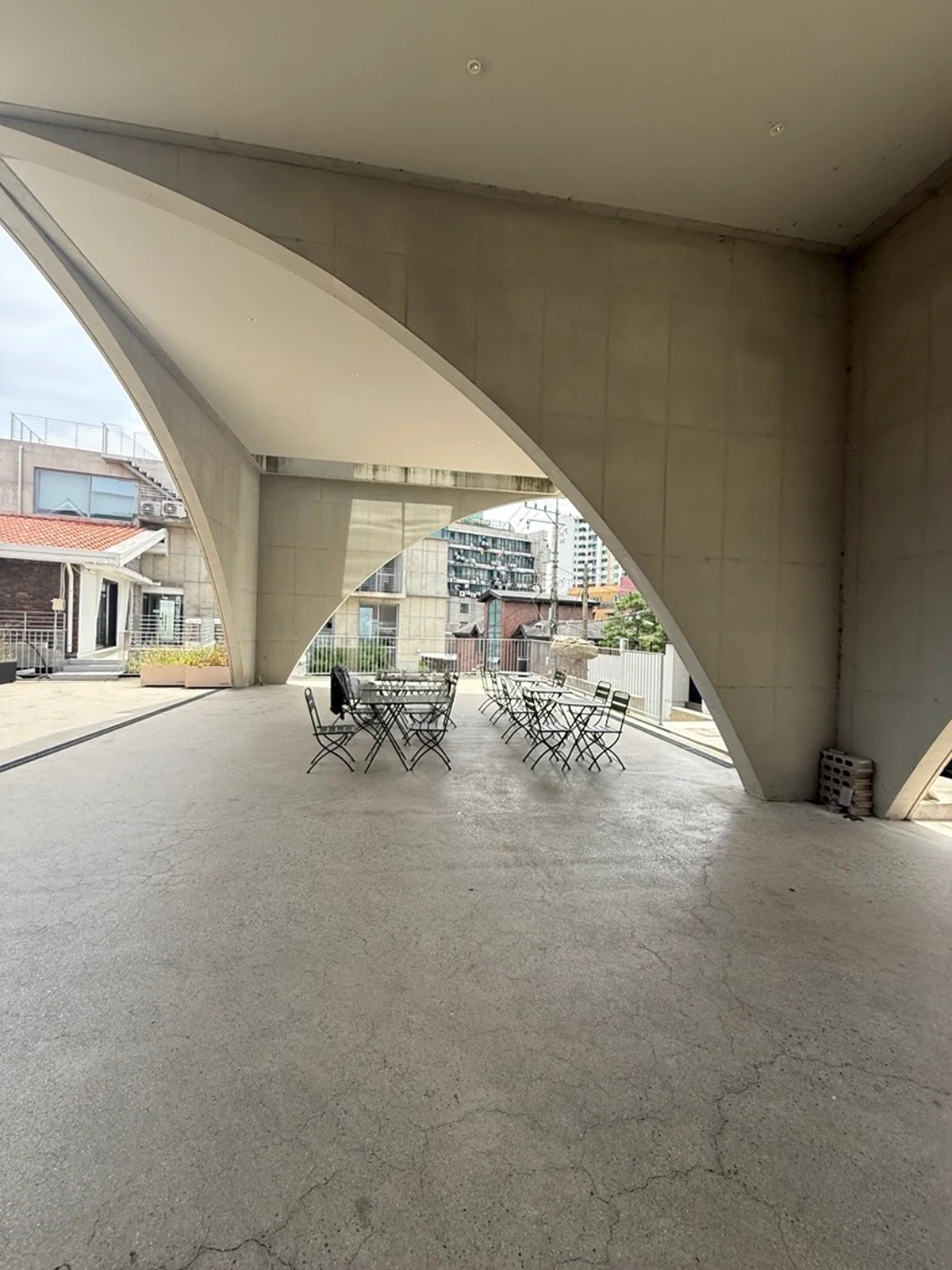 風の通りが心地よいテラス席