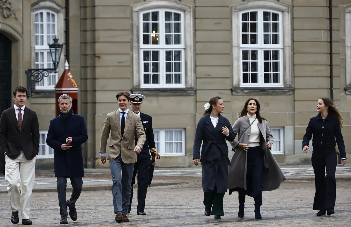 イースター礼拝に向かうメアリー王妃、フレデリック国王、クリスチャン皇太子、ヴィンセント王子、イザベラ王女、ジョセフィーヌ王女