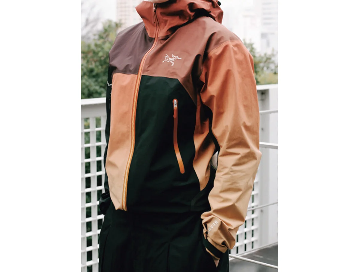 アークテリクスxビームスのジャケットを着用したジョージア・スミス