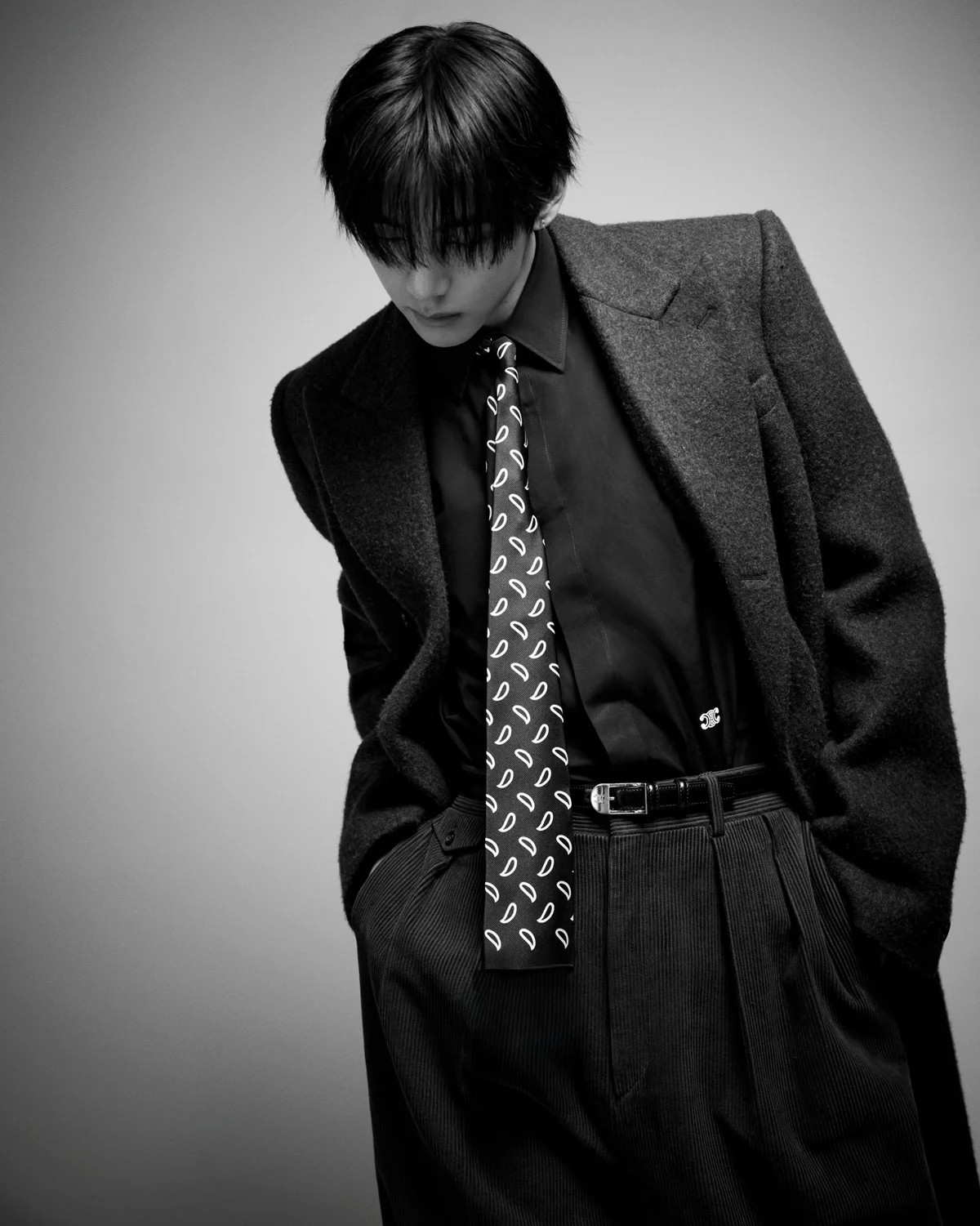 CELINE 26-27年秋冬コレクションのプレシューティングに参加したBTSのV