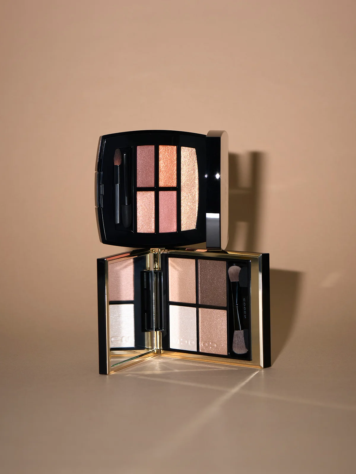 ベージュのアイシャドウパレットアイテムの集合写真