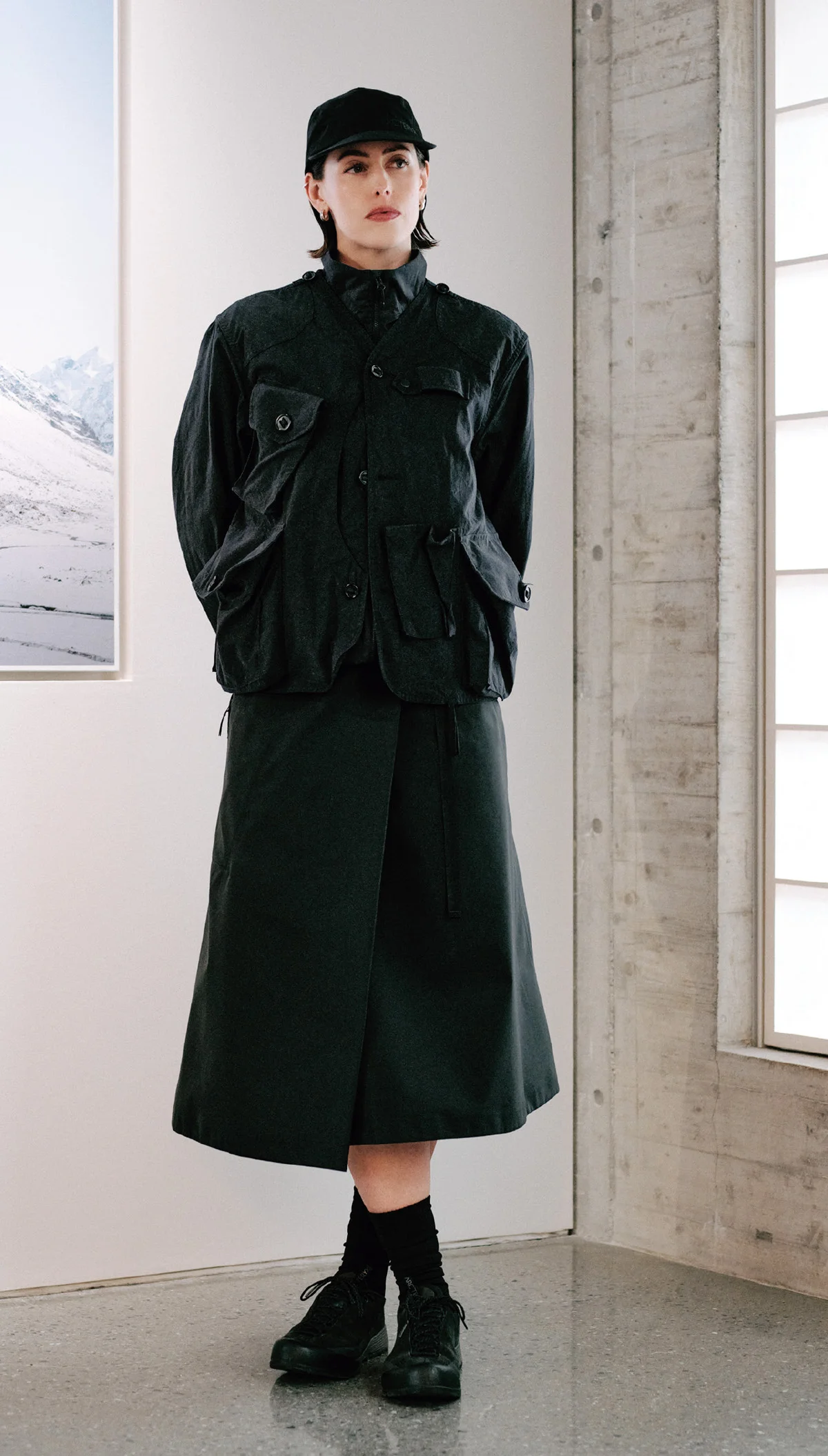 サウスツーウエストエイトのナイロンジャケットを着用したジョージア・スミス