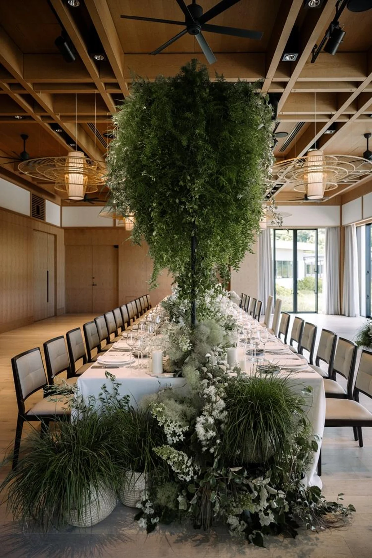 自然光が燦々と降り注ぐバンケットホールに、フレッシュな装花が彩りを加える