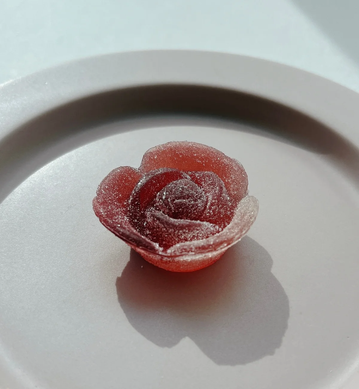 【彩果の宝石｜フルーツゼリー】スペシャルなぶどうフレーバーの花ゼリーは、まるでバラのような繊細な花びらを表現