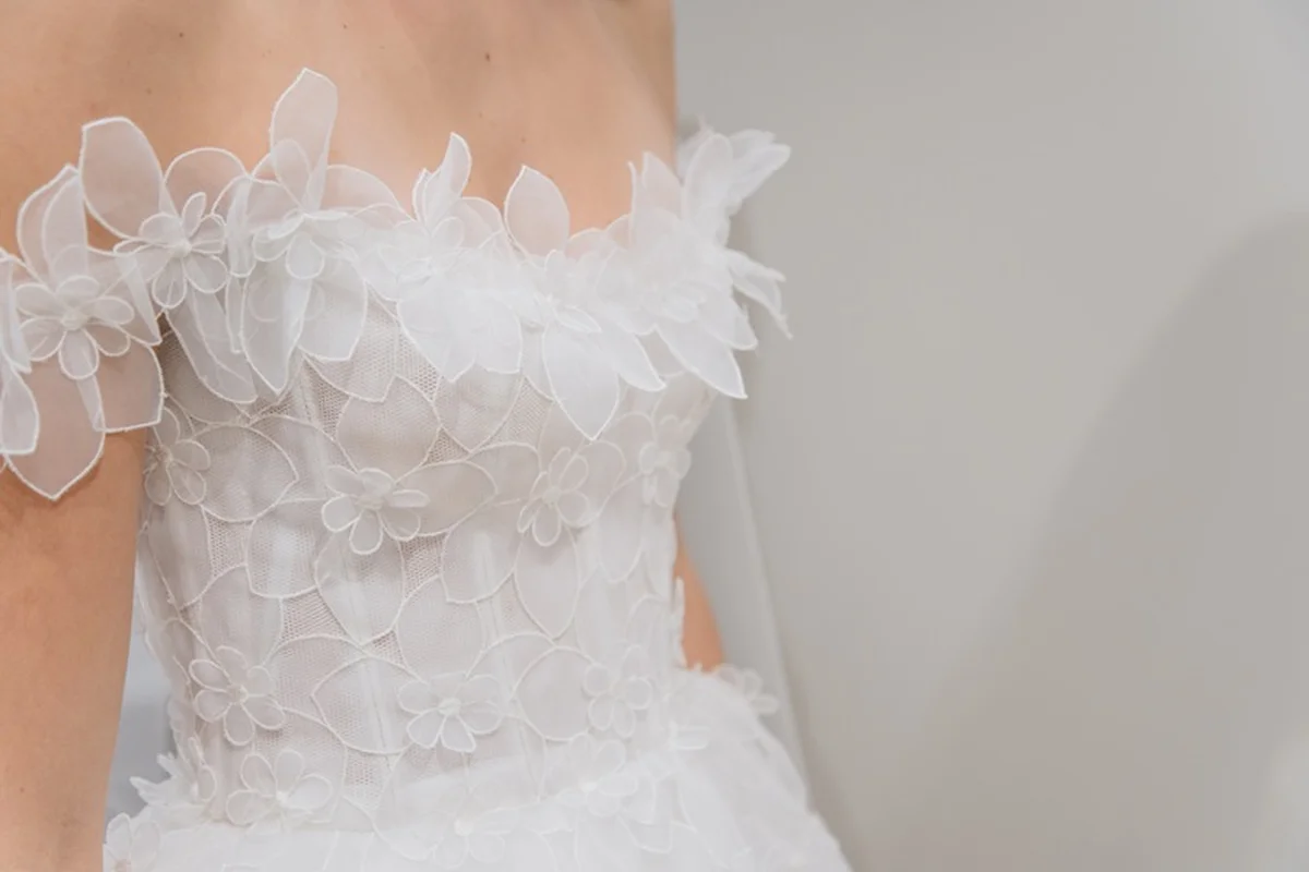 「モニーク ルイリエ」の軽やかなフラワーモチーフは、沖縄のリゾートシーンにマッチ