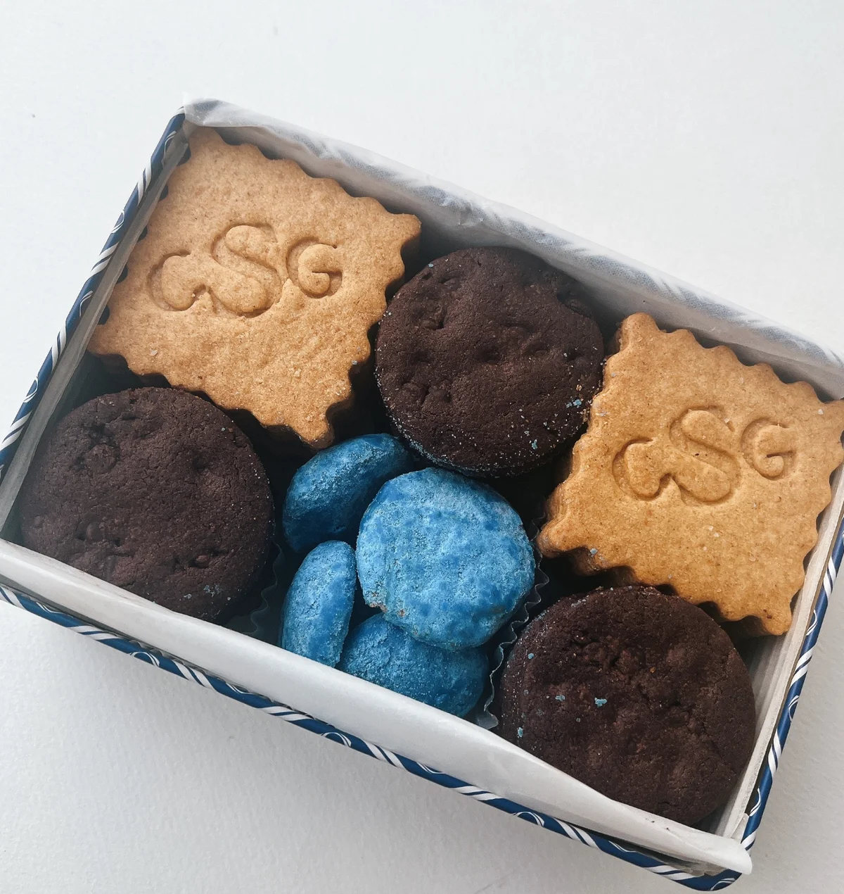 フランス語で幸せのおすそ分け、と名づけられたクッキー缶。中には、幸運のサムシングブルーも連想するような青をアクセントに、3種の焼き菓子がぎっしり！