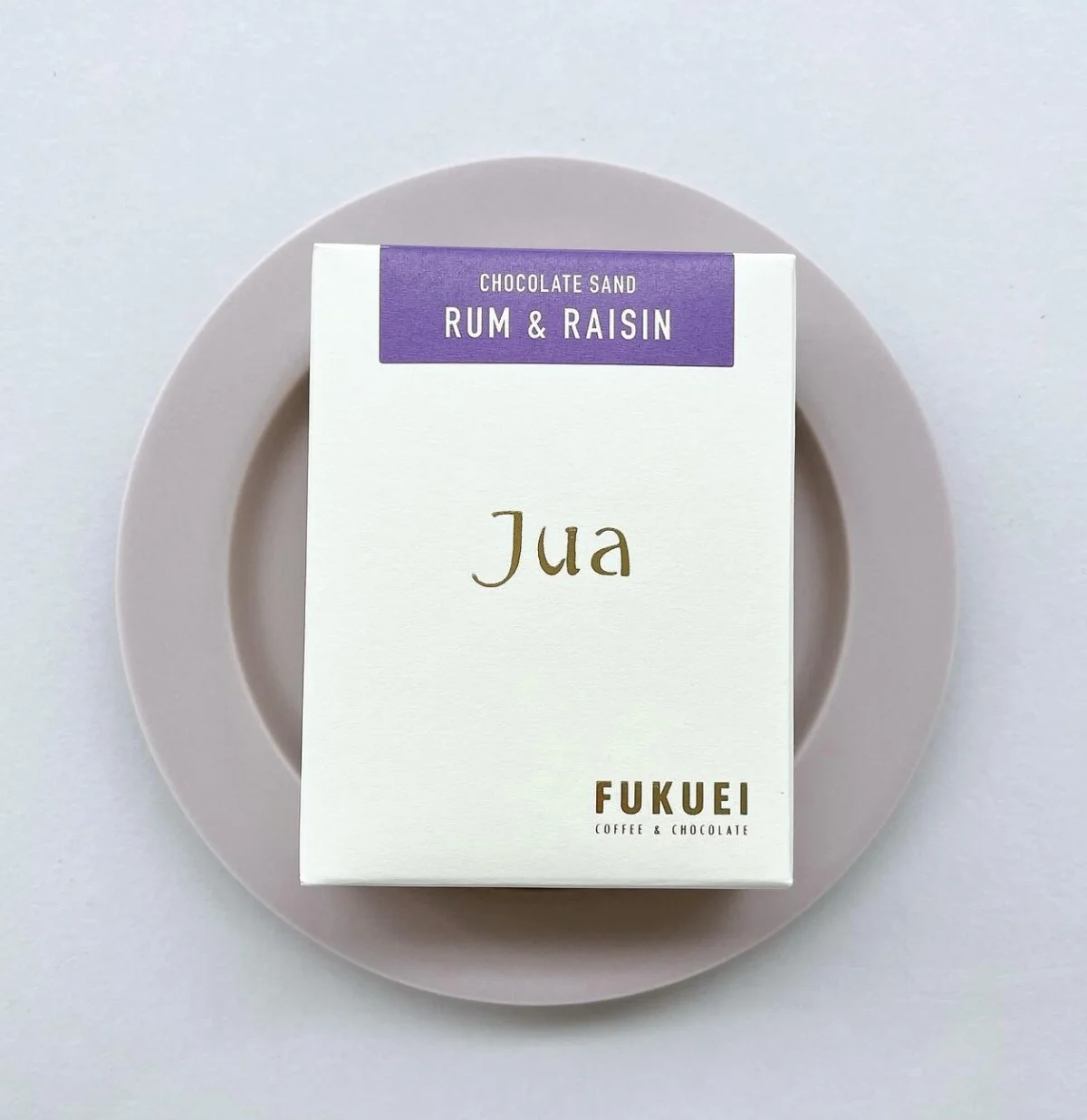 「ラムレーズン」はホワイトチョコレートとの相性が抜群。ボックス入りで販売される