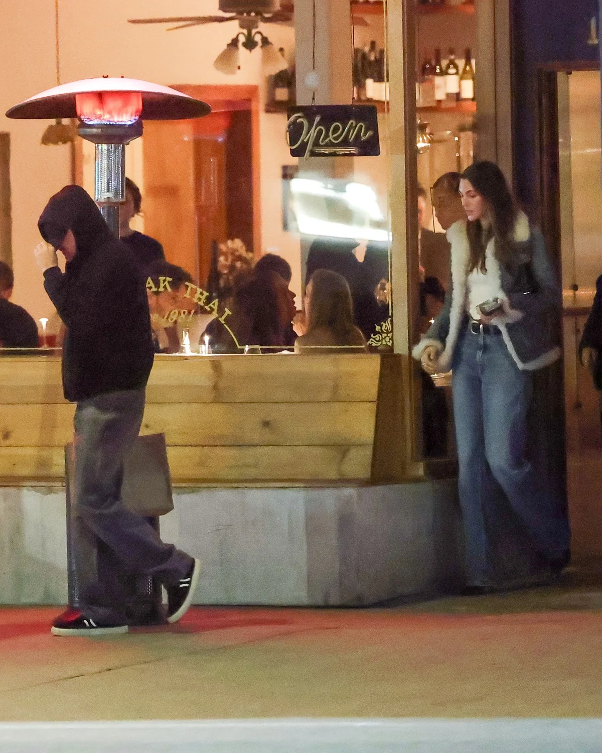 ロサンゼルスのタイ料理店を後にするレオナルド・ディカプリオとヴィットリア・チェレッティ