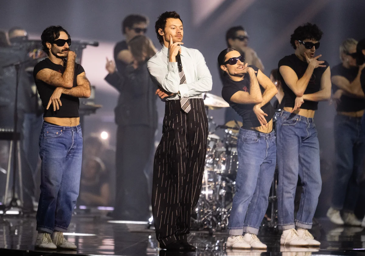 ブリットアワードにてパフォーマンスを行ったハリー・スタイルズ