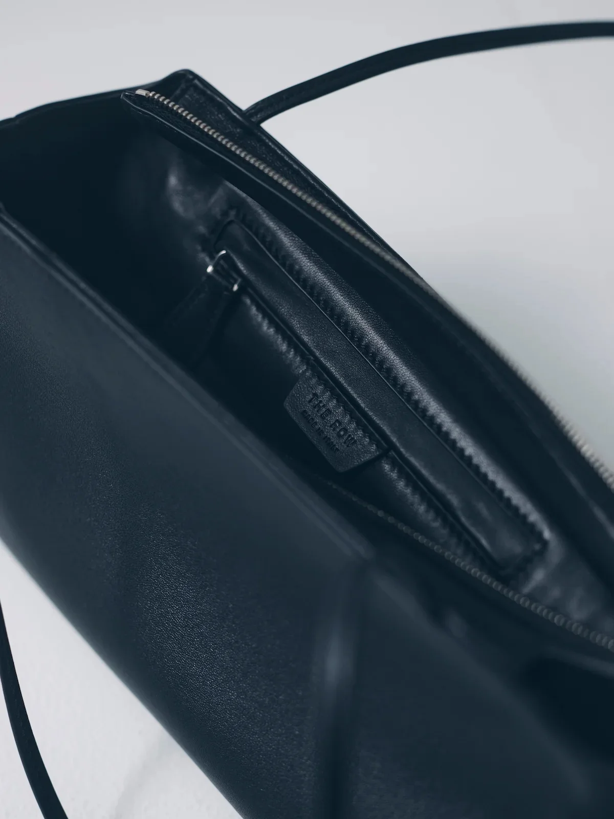 ザ・ロウのTerrasse To-Goバッグのロゴ