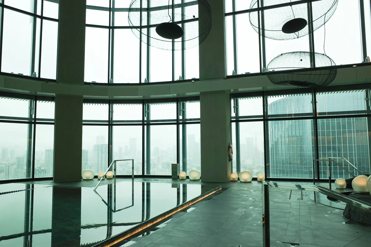 【JWマリオット・ホテル東京】東京タワーも望めるプール