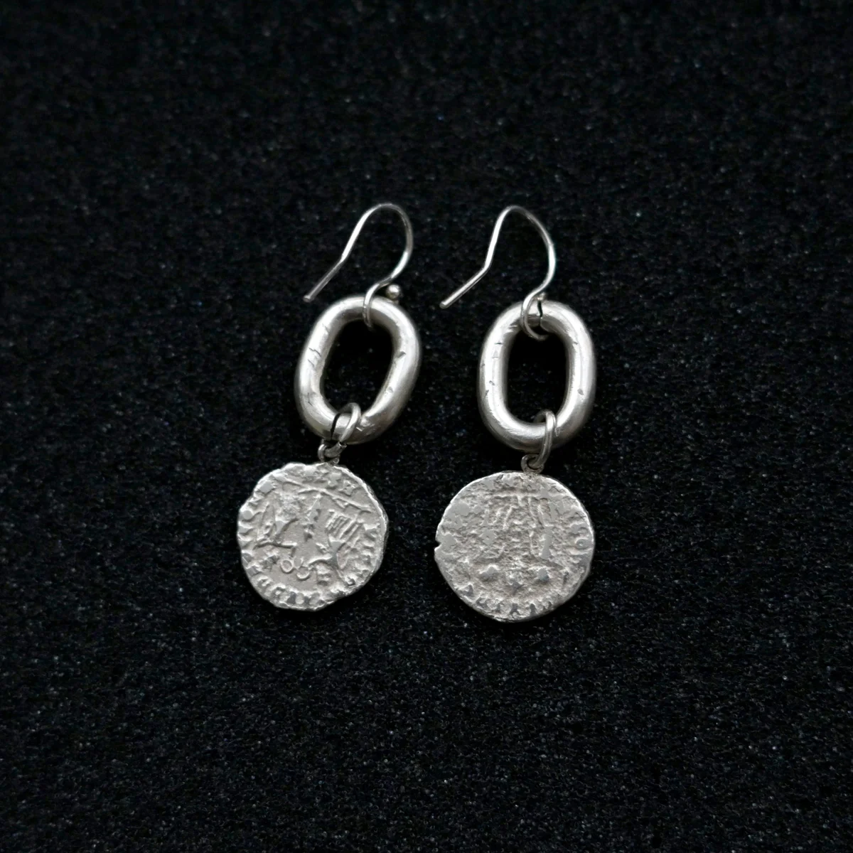 ORNAMENT & CRIMEの「ROMAN COIN EARRINGS」の裏面
