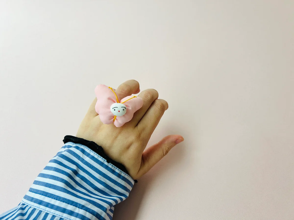 TOMOMI TOMAのちょうちょリング着用