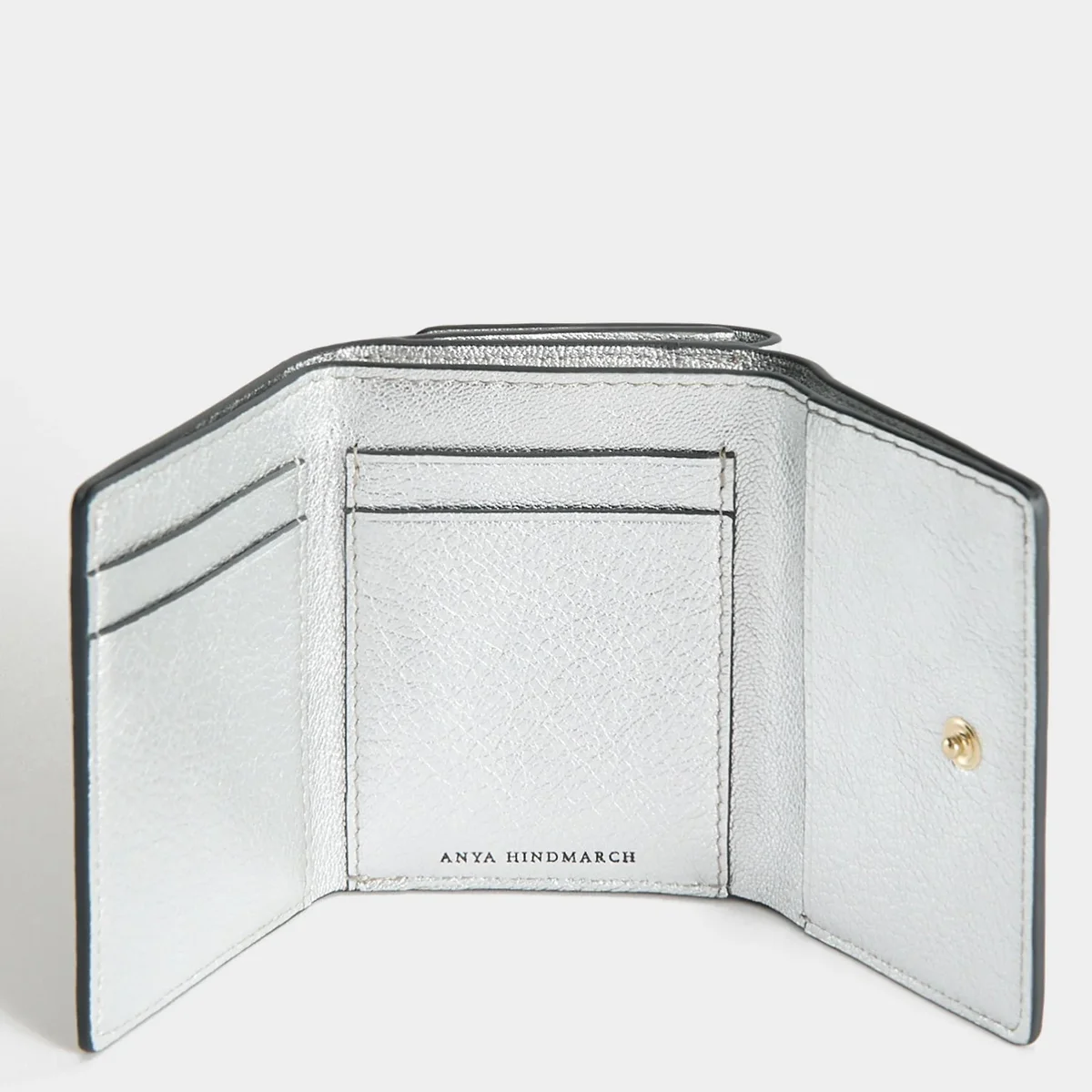 2026年の幕開け。【アニヤ・ハインドマの画像_2