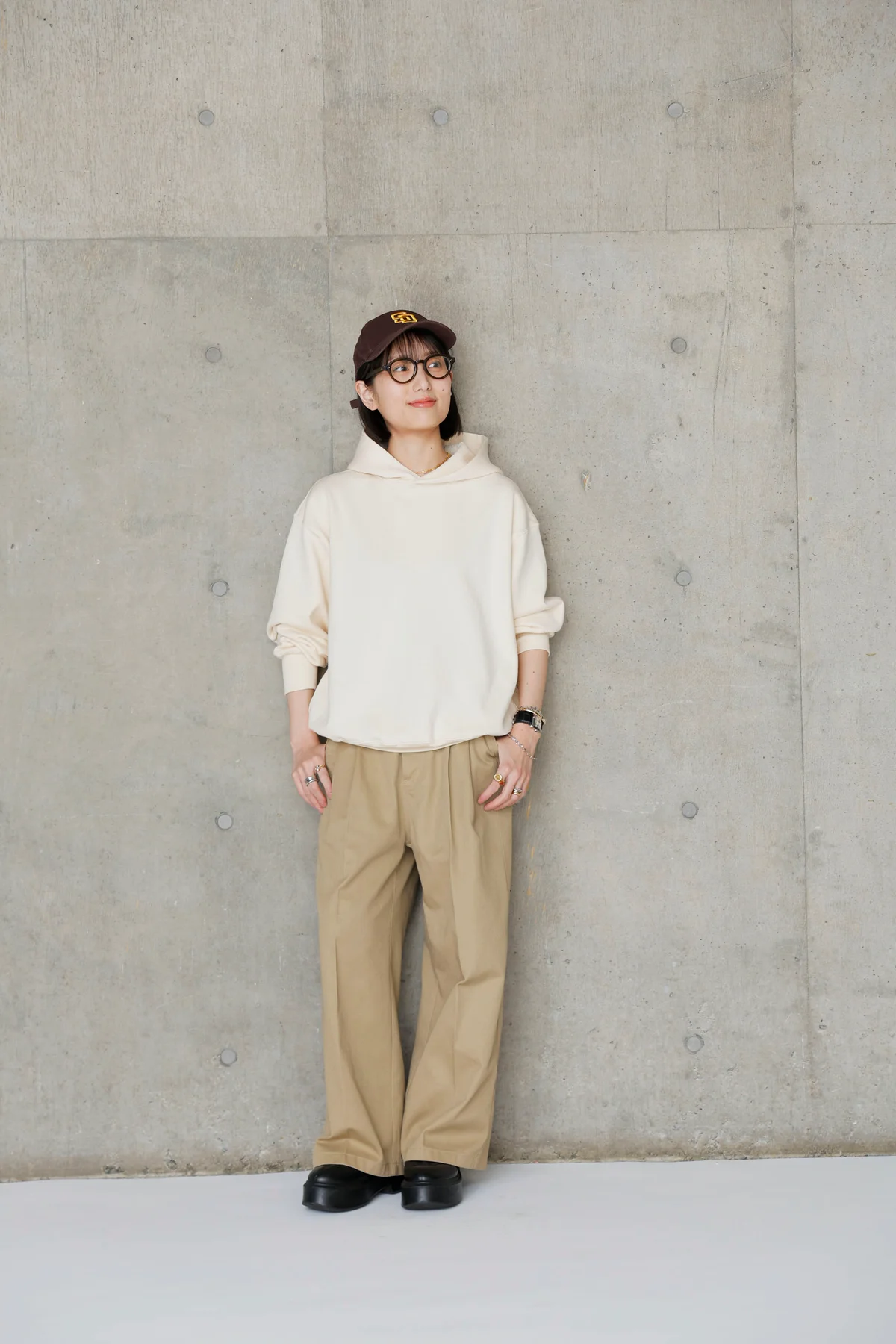 小顔に見えるパーカvanillaを着用した長谷川あかりさんのセルフススタイリング全身