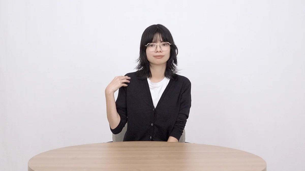 エディターMONNAのベストバイはプラダのニットカーディガン