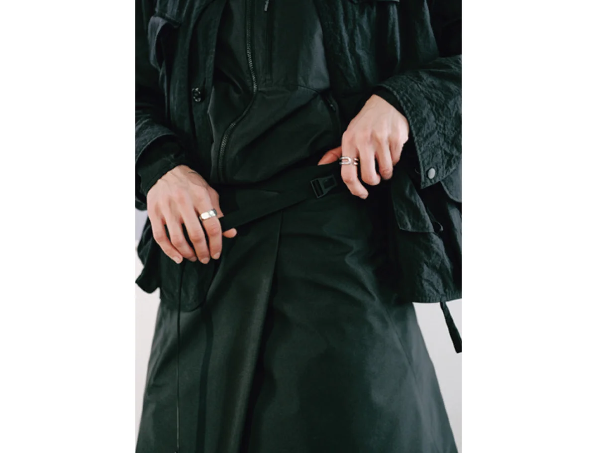 サウスツーウエストエイトのナイロンジャケットを着用したジョージア・スミス