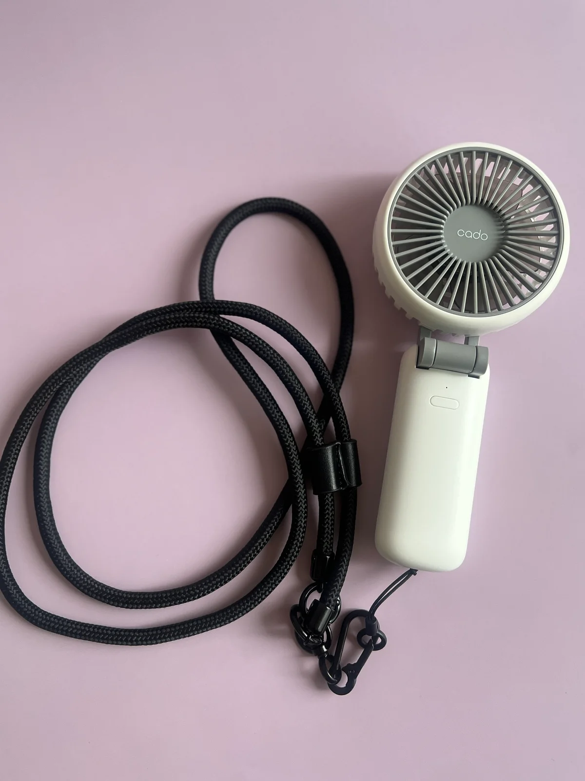 cado ハンディファン STREAM Mini ホワイトのストラップ付き画像