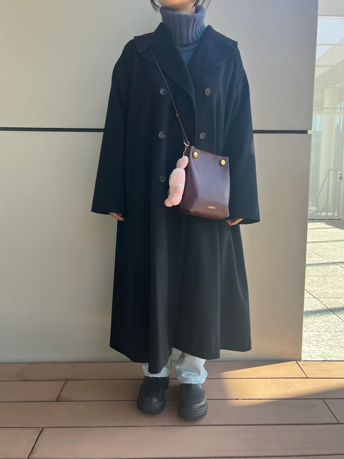 LOEWE(ロエベ)のペブル ポーチのコーディネート写真 ショルダーバッグとして使用する時のイメージ