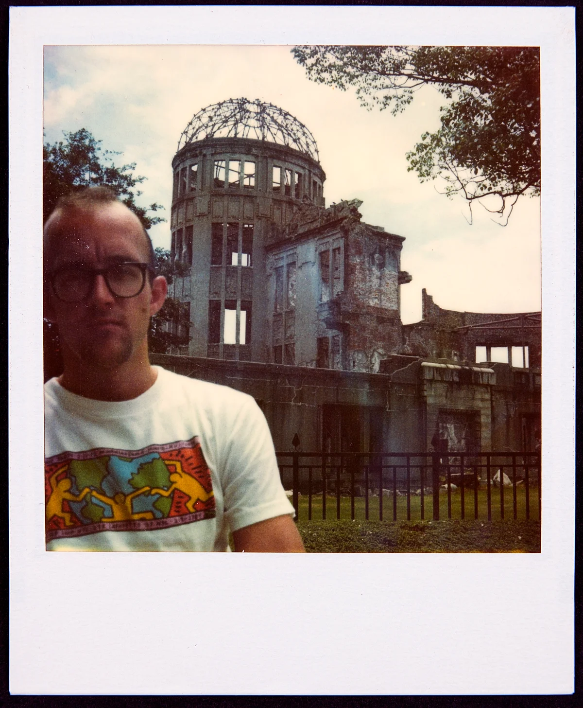 原爆ドームを背景にしたキース・ヘリングのポートレイト