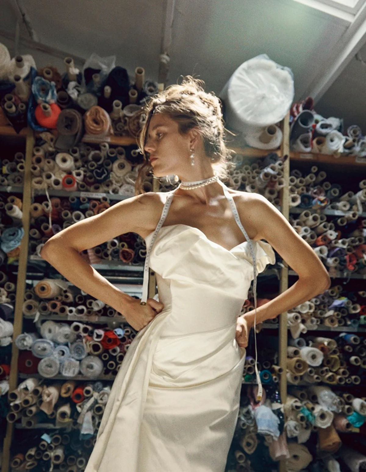 ヴィヴィアン・ウエストウッドのウェディングドレス。胸元の構築的なデザインが特徴