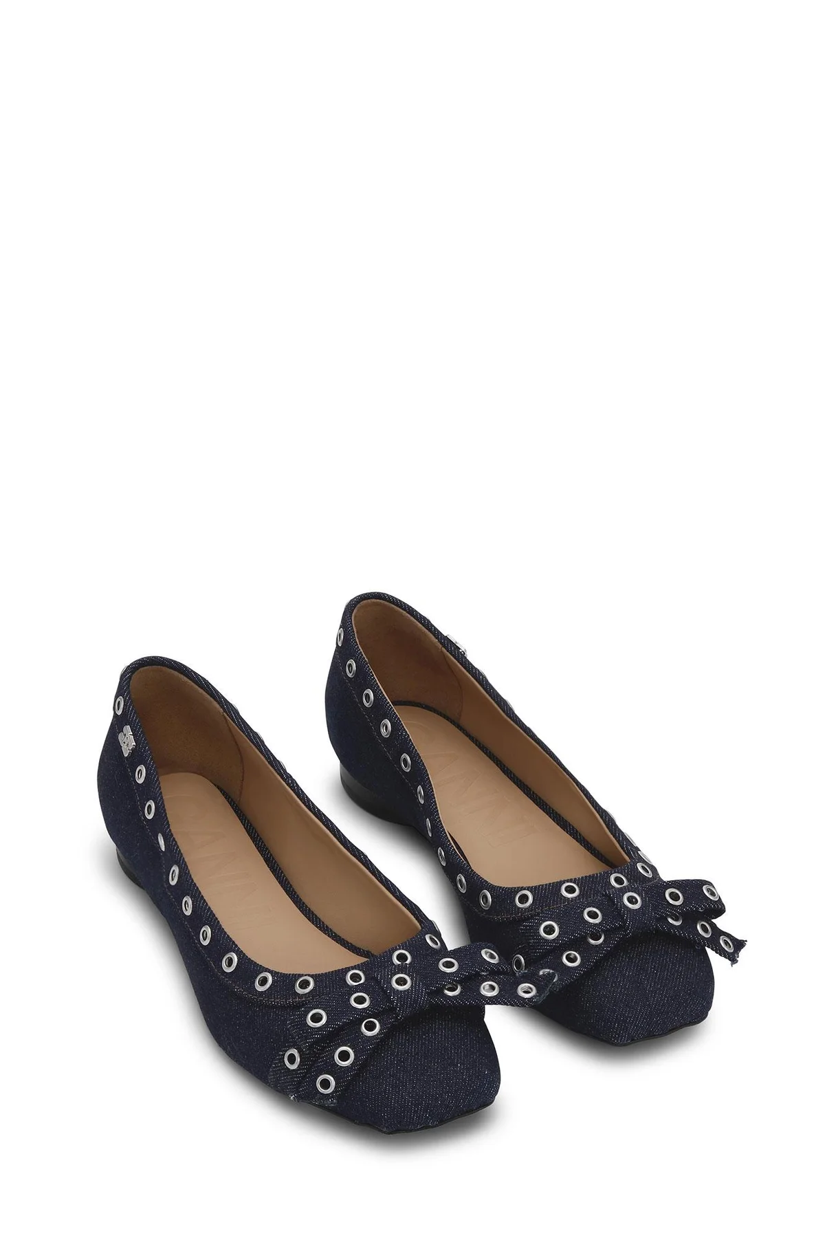 GANNI 新アイコン EYELET BOW BALLERINA FLATが発売