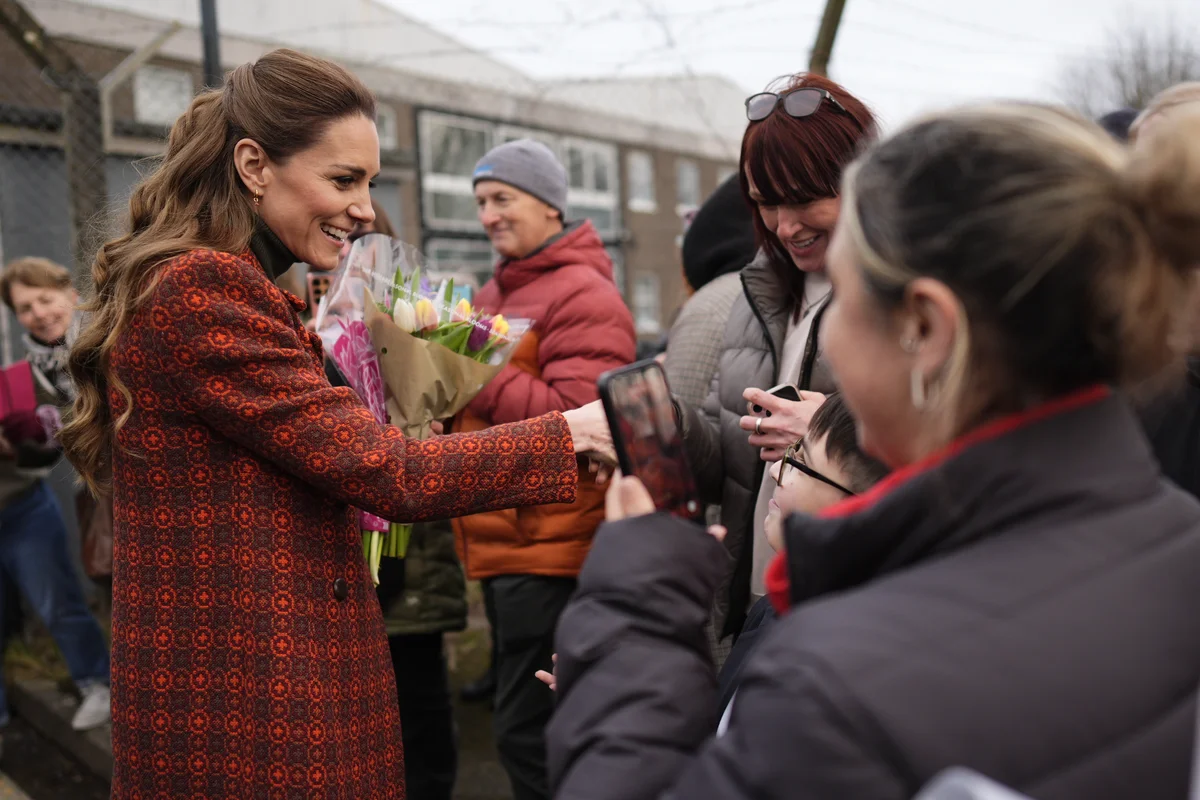 帰り際に市民たちとの交流を楽しんだキャサリン皇太子妃
