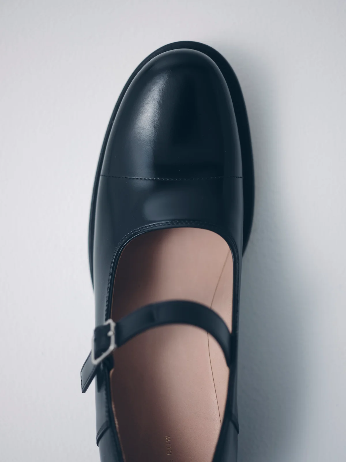 ザ・ロウのKai レザーメリージェーンディテールカット