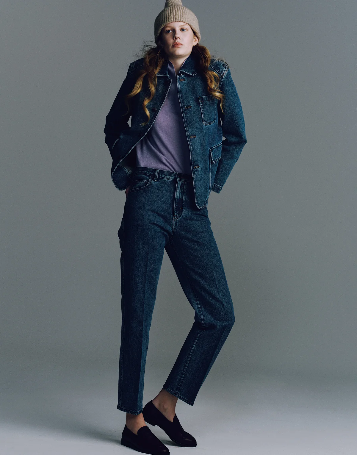 ロロ・ピアーナのデニムを着用したモデル