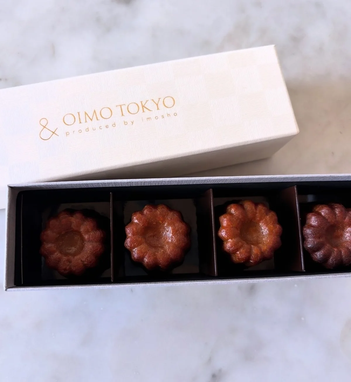 蜜芋の焼きいもカヌレ￥2,500／& OIMO TOKYO＊お取り寄せOK、4個入りボックスを開けた写真